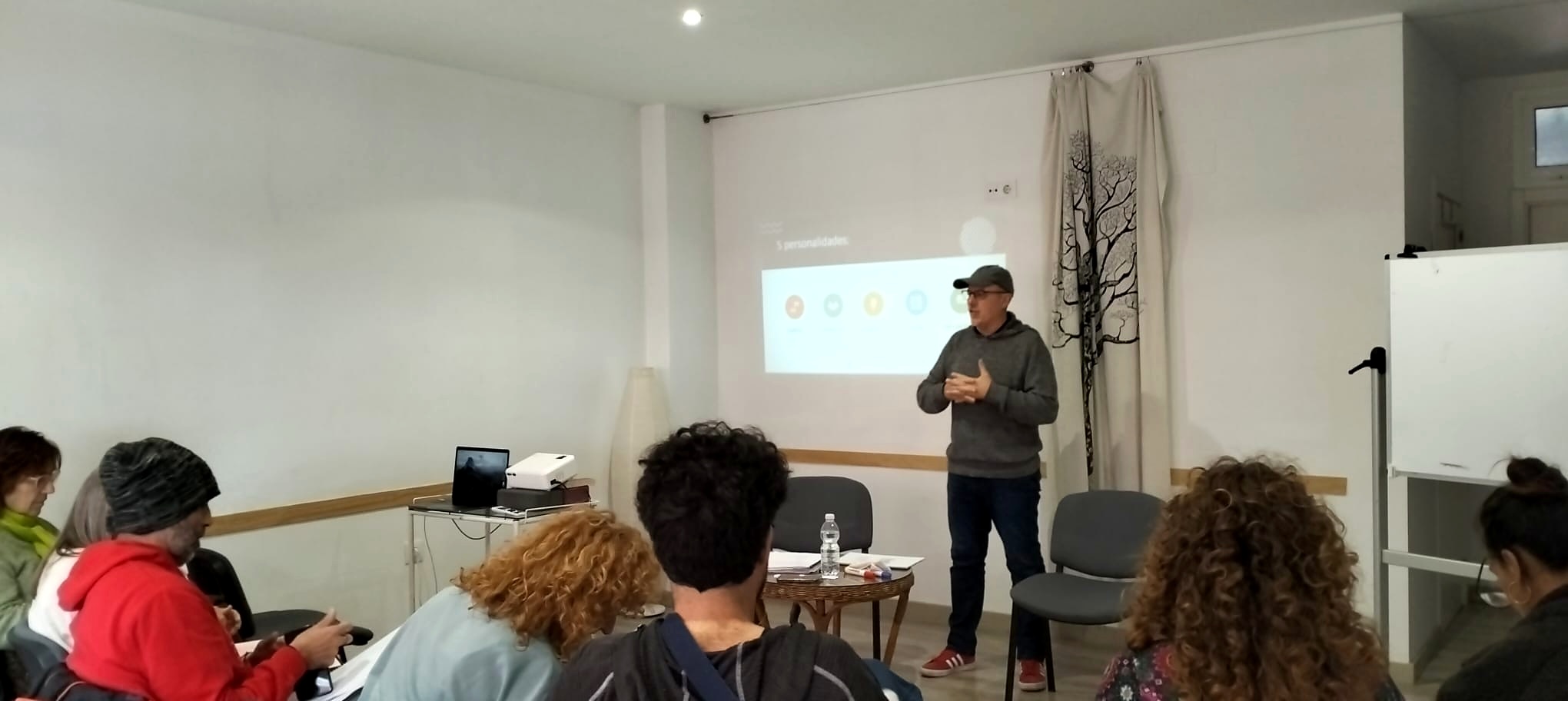 Poti de Cai impartiendo un taller ante un grupo de participantes