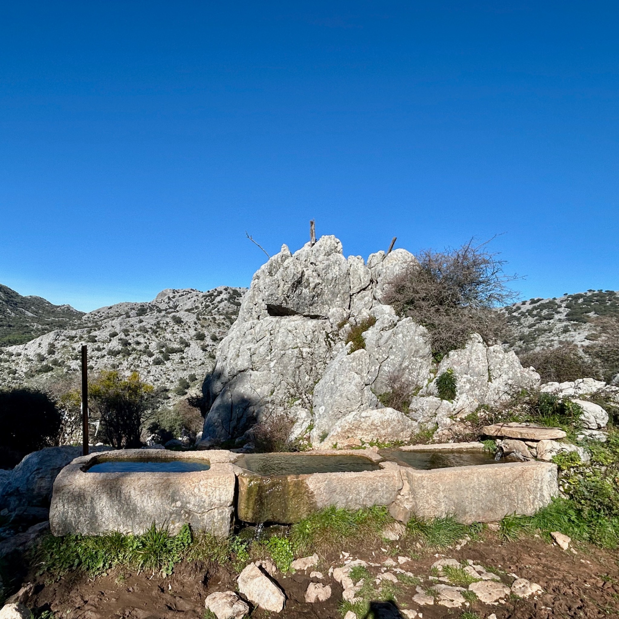 Fuente del Dornajo entre las rocas de la sierra